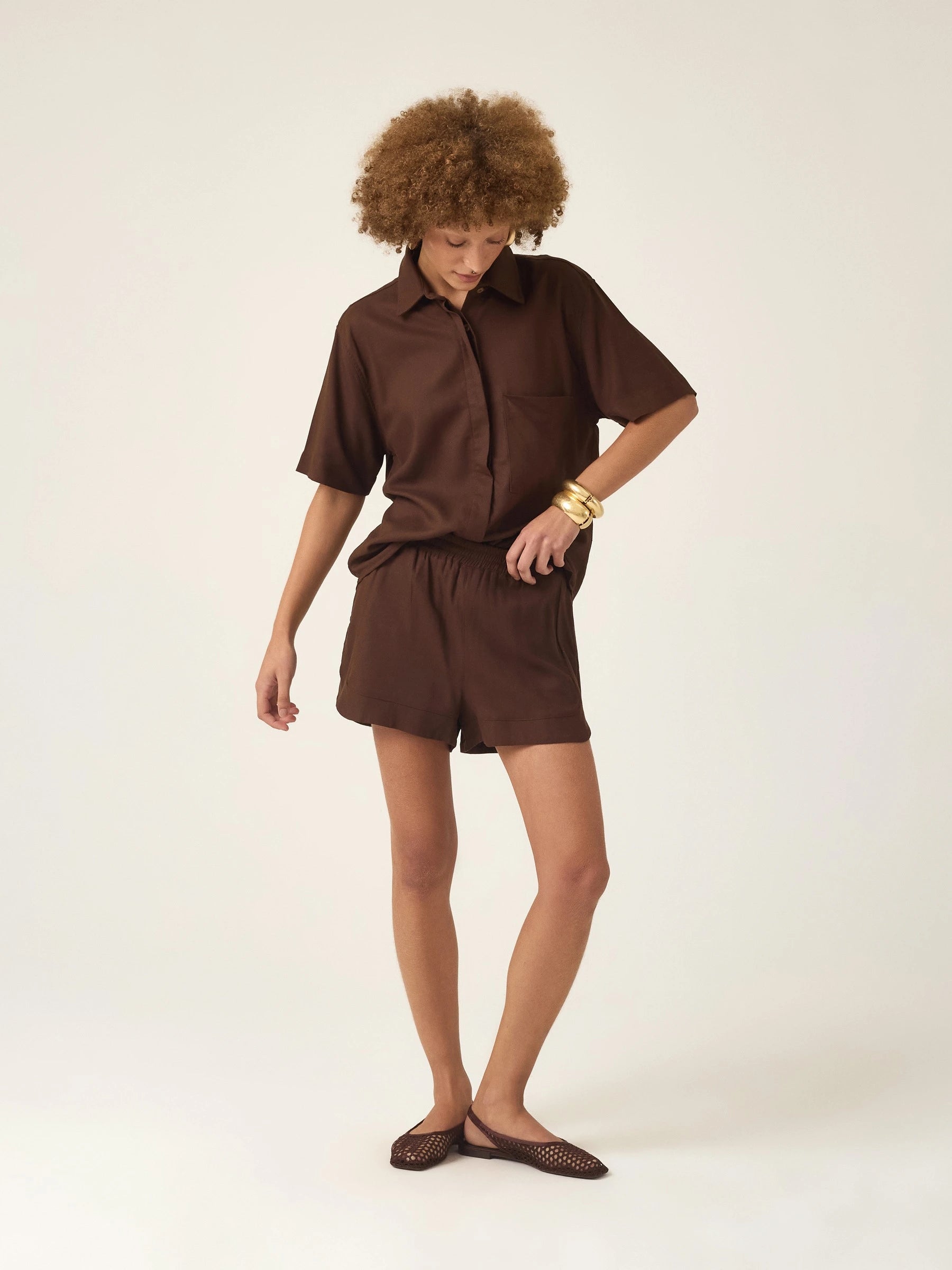 Shorts Boxer Jambo de Linho e Viscose FSC™ Marrom Escuro. Compre online moda sustentável e atemporal na Minimadeia, marca slow fashion de roupas femininas. Foto produto ABR25 01
