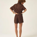 Shorts Boxer Jambo de Linho e Viscose FSC™ Marrom Escuro. Compre online moda sustentável e atemporal na Minimadeia, marca slow fashion de roupas femininas. Foto produto ABR25 05