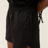 Shorts Alfaiataria Boxer de Linho e Viscose FSC™ Jambo Preto. Compre online moda sustentável e atemporal na Minimadeia. Roupas femininas estilosas, básicas e sustentáveis. Foto produto 06