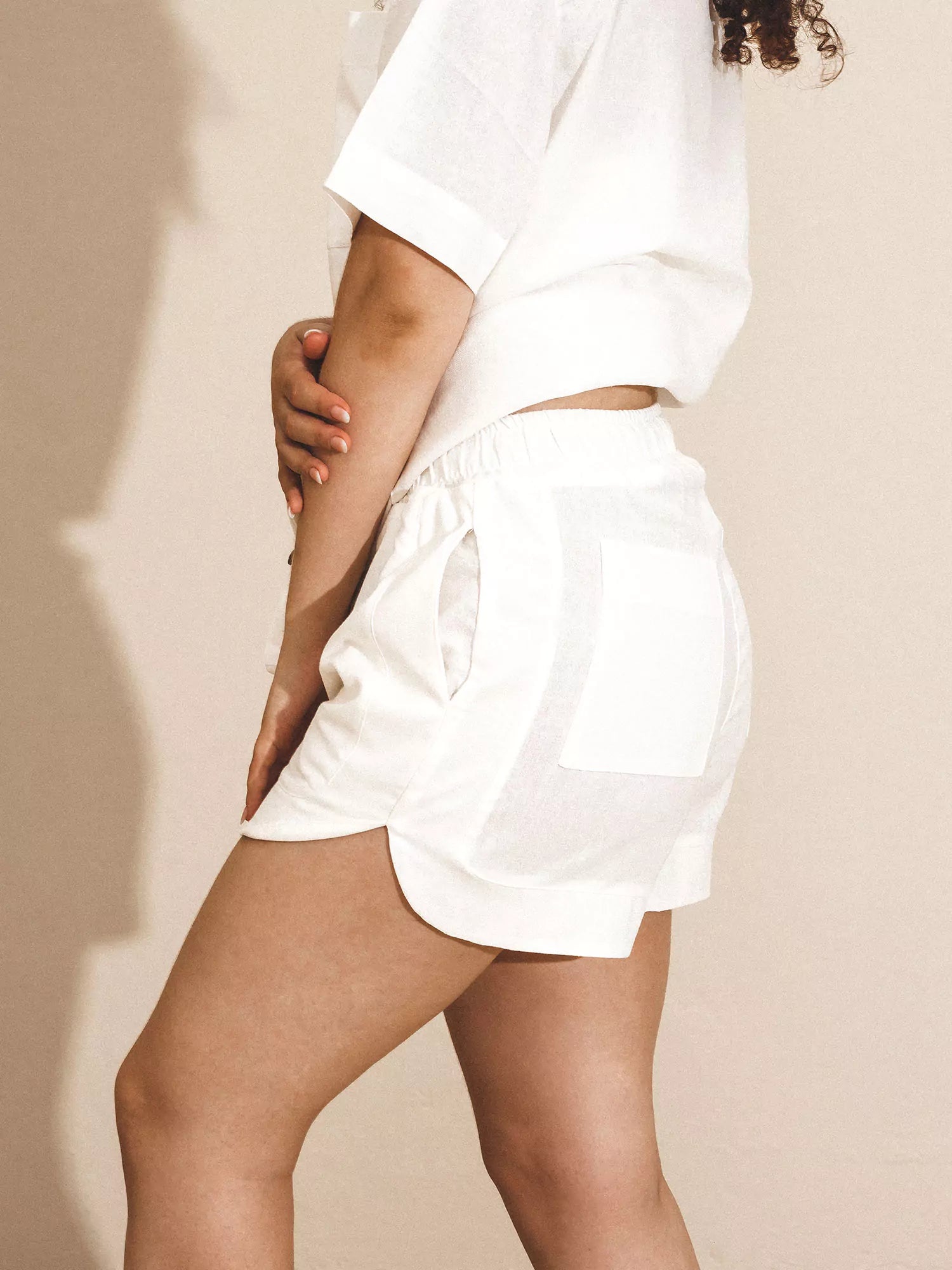 Shorts Alfaiataria Boxer de Linho e Viscose FSC™ Branco Off White. Compre online moda sustentável e atemporal na Minimadeia. Roupas femininas estilosas, básicas e sustentáveis. Foto produto 12