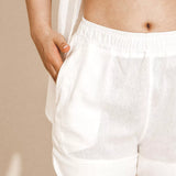Shorts Alfaiataria Boxer de Linho e Viscose FSC™ Branco Off White. Compre online moda sustentável e atemporal na Minimadeia. Roupas femininas estilosas, básicas e sustentáveis. Foto produto 13
