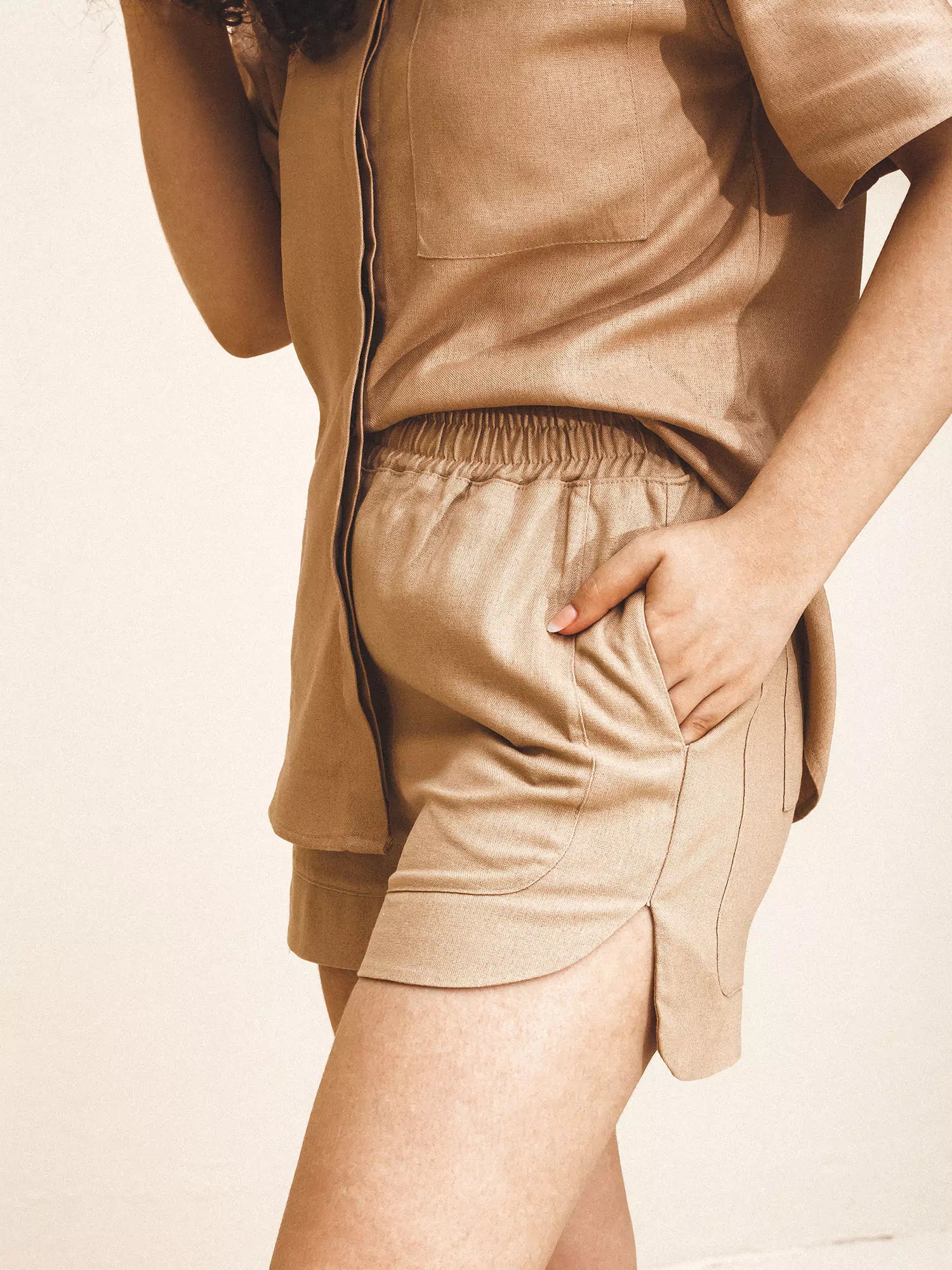 Shorts Alfaiataria Boxer de Linho e Viscose FSC™ Bege. Compre online moda sustentável e atemporal na Minimadeia. Roupas femininas estilosas, básicas e sustentáveis. Foto produto 06
