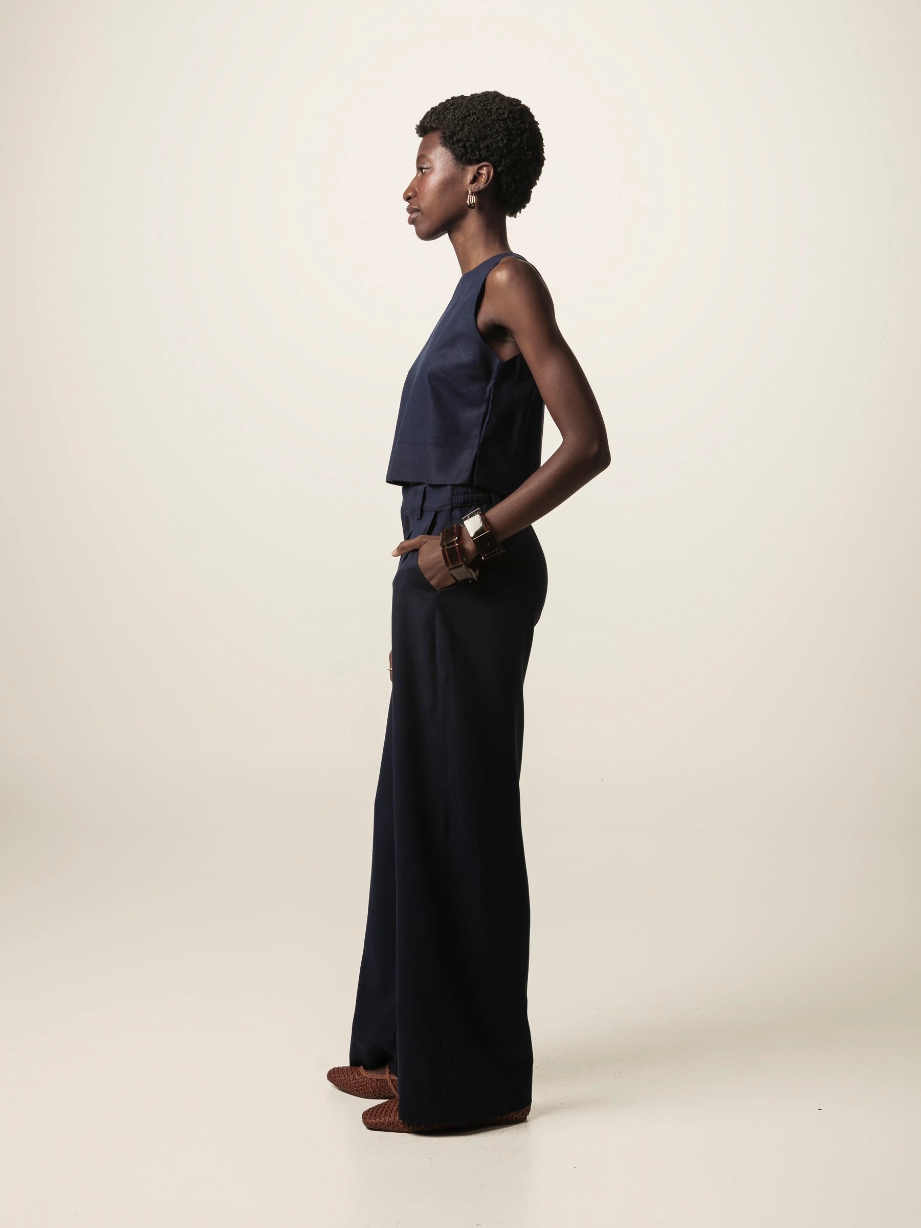 Regata Alfaiataria Angico de Linho e Viscose FSC™ Azul Escuro. Compre online moda sustentável e atemporal na Minimadeia, marca slow fashion de roupas femininas. Foto produto JUN26 02
