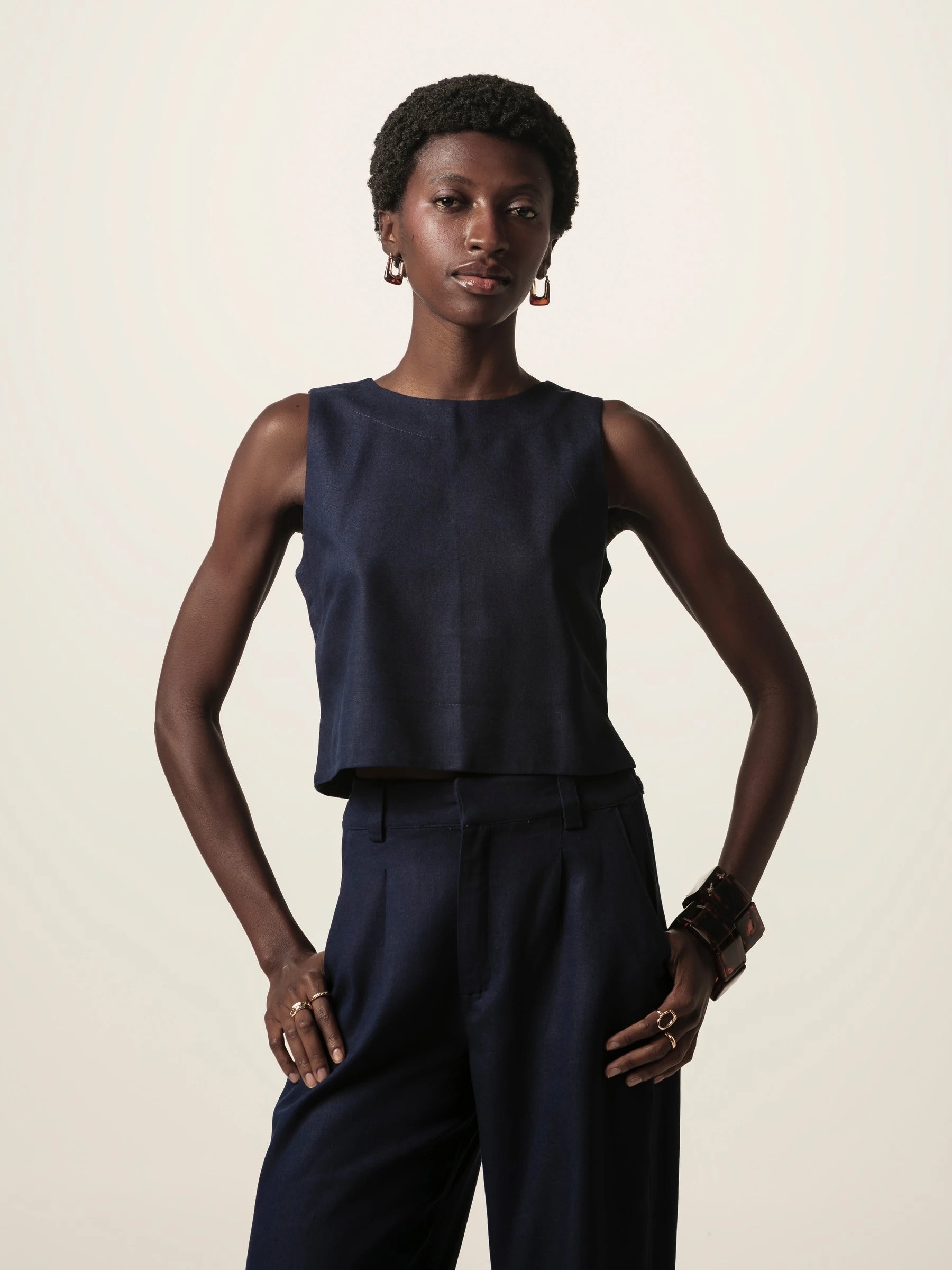 Regata Alfaiataria Angico de Linho e Viscose FSC™ Azul Escuro. Compre online moda sustentável e atemporal na Minimadeia, marca slow fashion de roupas femininas. Foto produto JUN26 05