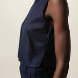 Regata Alfaiataria Angico de Linho e Viscose FSC™ Azul Escuro. Compre online moda sustentável e atemporal na Minimadeia, marca slow fashion de roupas femininas. Foto produto JUN26 07