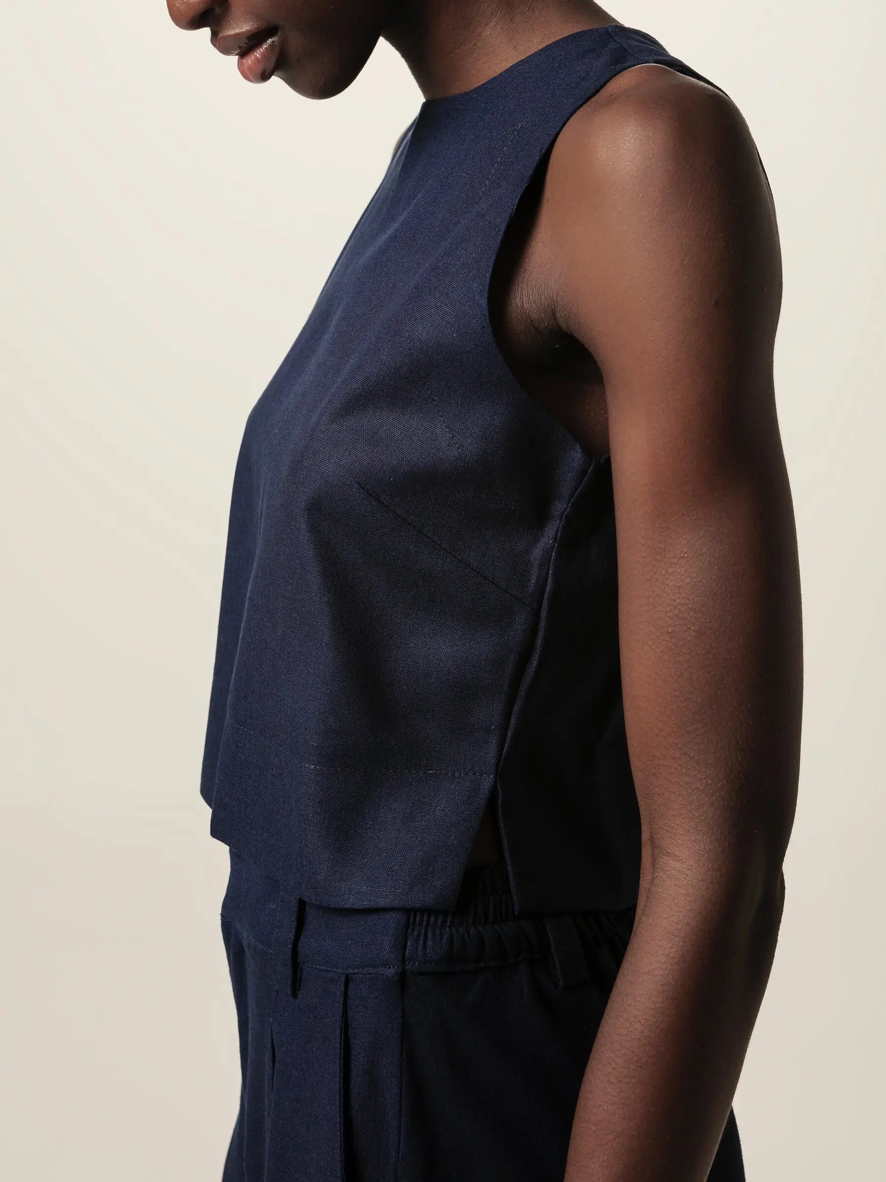 Regata Alfaiataria Angico de Linho e Viscose FSC™ Azul Escuro. Compre online moda sustentável e atemporal na Minimadeia, marca slow fashion de roupas femininas. Foto produto JUN26 07