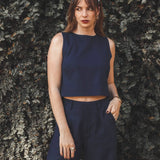 Regata Alfaiataria Angico de Linho e Viscose FSC™ Azul Escuro. Compre online moda sustentável e atemporal na Minimadeia, marca slow fashion de roupas femininas. Foto produto SET25 01