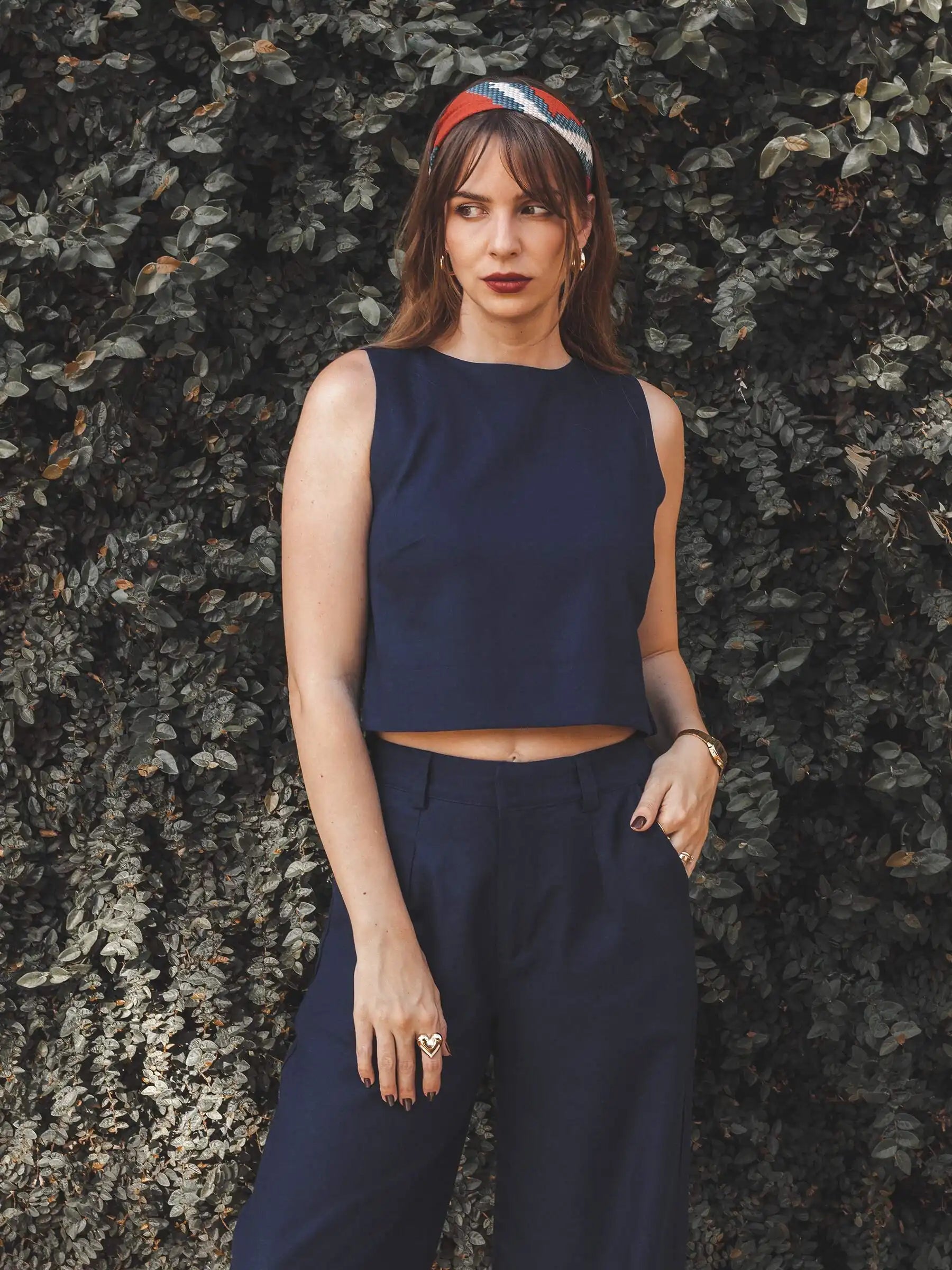 Regata Alfaiataria Angico de Linho e Viscose FSC™ Azul Escuro. Compre online moda sustentável e atemporal na Minimadeia, marca slow fashion de roupas femininas. Foto produto SET25 01