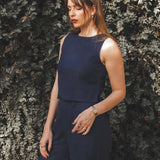 Regata Alfaiataria Angico de Linho e Viscose FSC™ Azul Escuro. Compre online moda sustentável e atemporal na Minimadeia, marca slow fashion de roupas femininas. Foto produto SET25 07