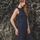 Regata Alfaiataria Angico de Linho e Viscose FSC™ Azul Escuro. Compre online moda sustentável e atemporal na Minimadeia, marca slow fashion de roupas femininas. Foto produto SET25 10