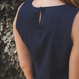 Regata Alfaiataria Angico de Linho e Viscose FSC™ Azul Escuro. Compre online moda sustentável e atemporal na Minimadeia, marca slow fashion de roupas femininas. Foto produto SET25 16