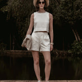 Regata de Linho e Viscose FSC™ Angico Branca Off White. Compre online moda sustentável e atemporal na Minimadeia. Roupas femininas estilosas, básicas e sustentáveis. Foto produto SET26 01