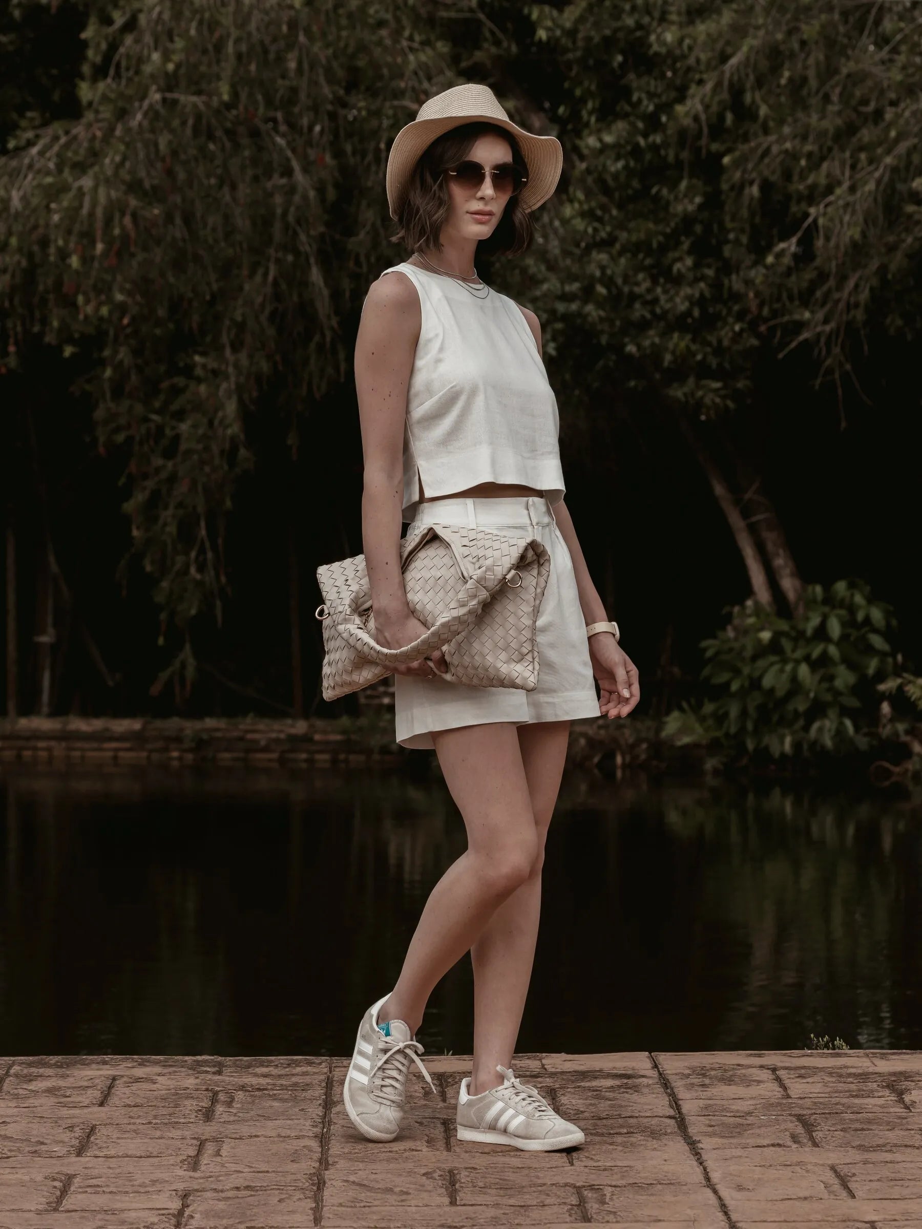 Regata de Linho e Viscose FSC™ Angico Branca Off White. Compre online moda sustentável e atemporal na Minimadeia. Roupas femininas estilosas, básicas e sustentáveis. Foto produto SET26 02