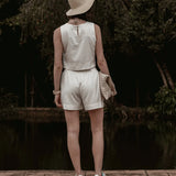 Regata de Linho e Viscose FSC™ Angico Branca Off White. Compre online moda sustentável e atemporal na Minimadeia. Roupas femininas estilosas, básicas e sustentáveis. Foto produto SET26 03