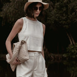 Regata de Linho e Viscose FSC™ Angico Branca Off White. Compre online moda sustentável e atemporal na Minimadeia. Roupas femininas estilosas, básicas e sustentáveis. Foto produto SET26 06