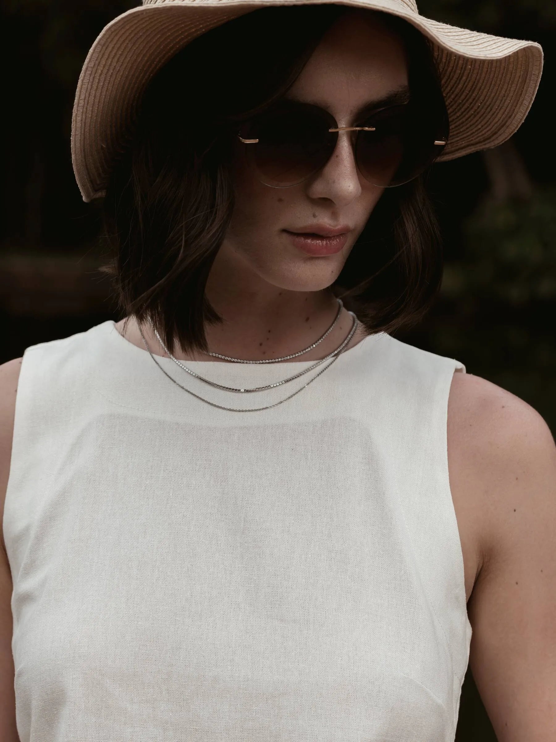 Regata de Linho e Viscose FSC™ Angico Branca Off White. Compre online moda sustentável e atemporal na Minimadeia. Roupas femininas estilosas, básicas e sustentáveis. Foto produto SET26 07