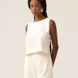 Regata de Linho e Viscose FSC™ Angico Branca Off White. Compre online moda sustentável e atemporal na Minimadeia. Roupas femininas estilosas, básicas e sustentáveis. Foto produto 01