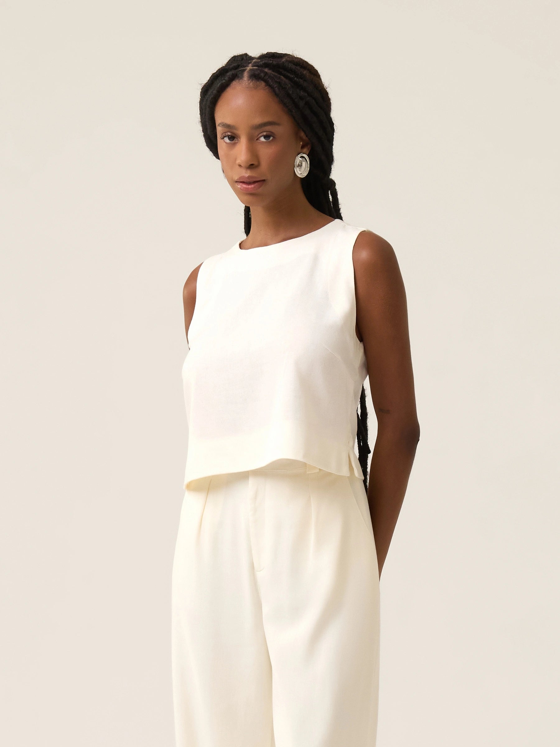 Regata de Linho e Viscose FSC™ Angico Branca Off White. Compre online moda sustentável e atemporal na Minimadeia. Roupas femininas estilosas, básicas e sustentáveis. Foto produto 01