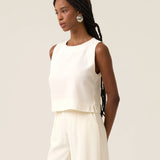 Regata de Linho e Viscose FSC™ Angico Branca Off White. Compre online moda sustentável e atemporal na Minimadeia. Roupas femininas estilosas, básicas e sustentáveis. Foto produto 02