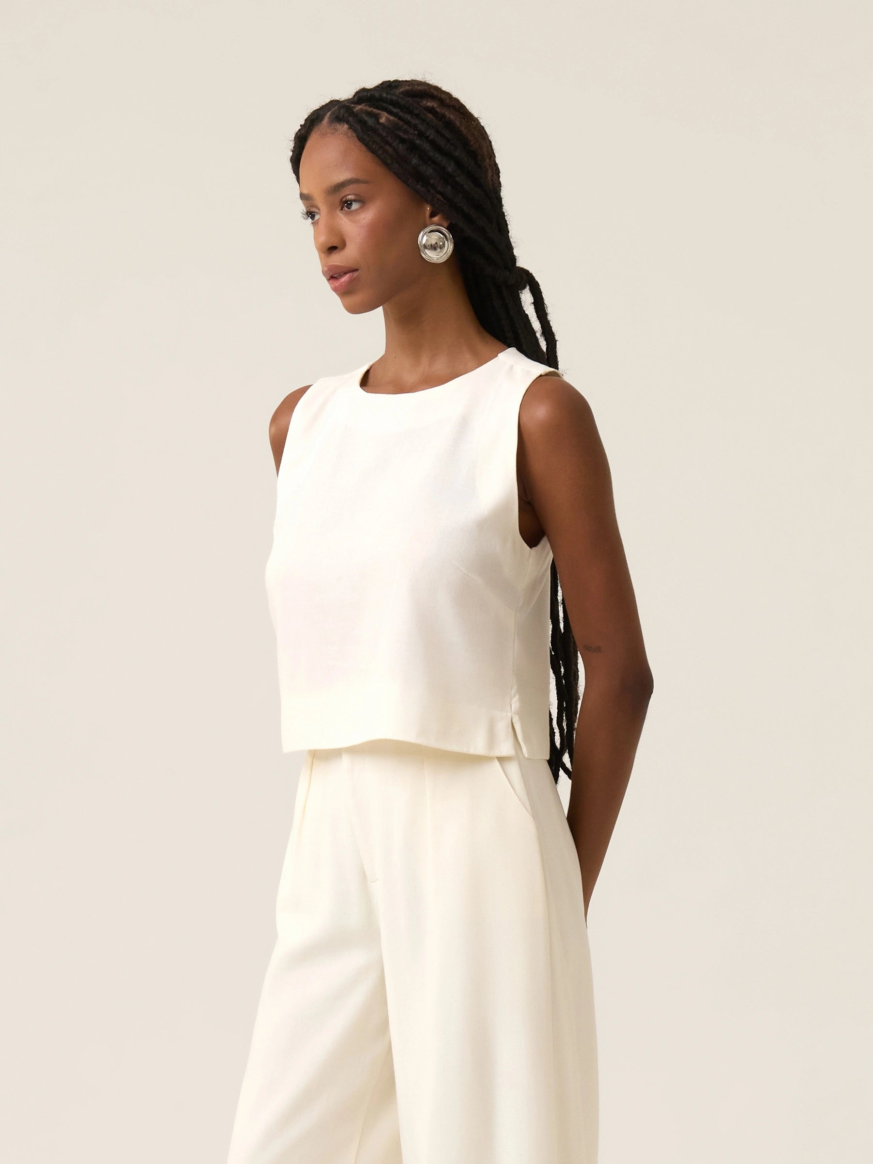 Regata de Linho e Viscose FSC™ Angico Branca Off White. Compre online moda sustentável e atemporal na Minimadeia. Roupas femininas estilosas, básicas e sustentáveis. Foto produto 02