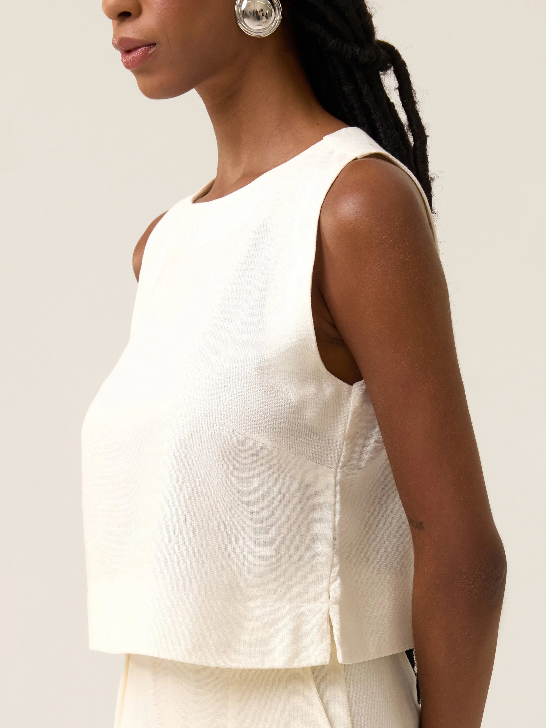 Regata de Linho e Viscose FSC™ Angico Branca Off White. Compre online moda sustentável e atemporal na Minimadeia. Roupas femininas estilosas, básicas e sustentáveis. Foto produto 03