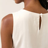 Regata de Linho e Viscose FSC™ Angico Branca Off White. Compre online moda sustentável e atemporal na Minimadeia. Roupas femininas estilosas, básicas e sustentáveis. Foto produto 04