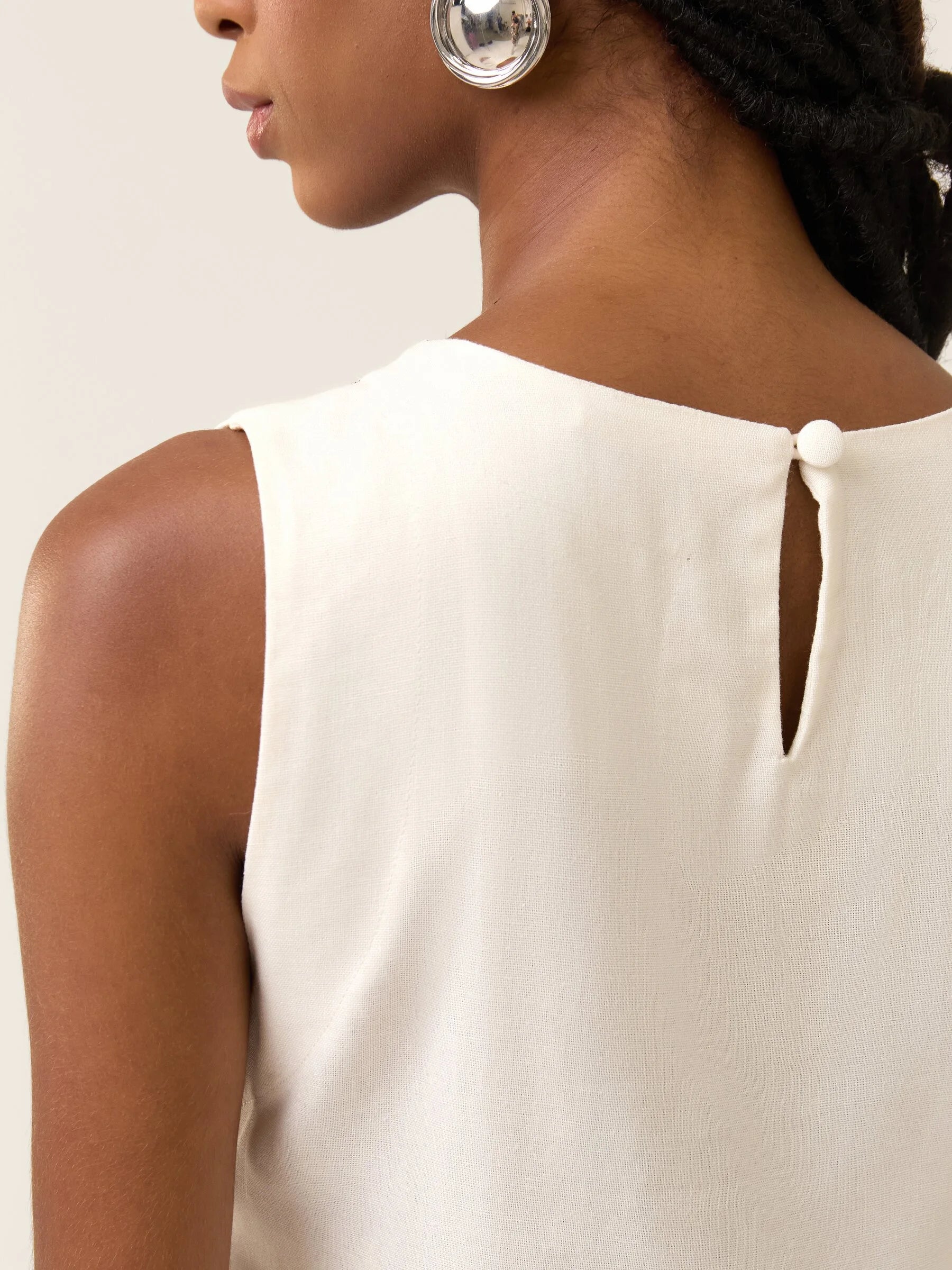 Regata de Linho e Viscose FSC™ Angico Branca Off White. Compre online moda sustentável e atemporal na Minimadeia. Roupas femininas estilosas, básicas e sustentáveis. Foto produto 04