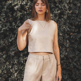Regata Alfaiataria Angico de Linho e Viscose FSC™ Bege Claro. Compre online moda sustentável e atemporal na Minimadeia, marca slow fashion de roupas femininas. Foto produto JUL25 02