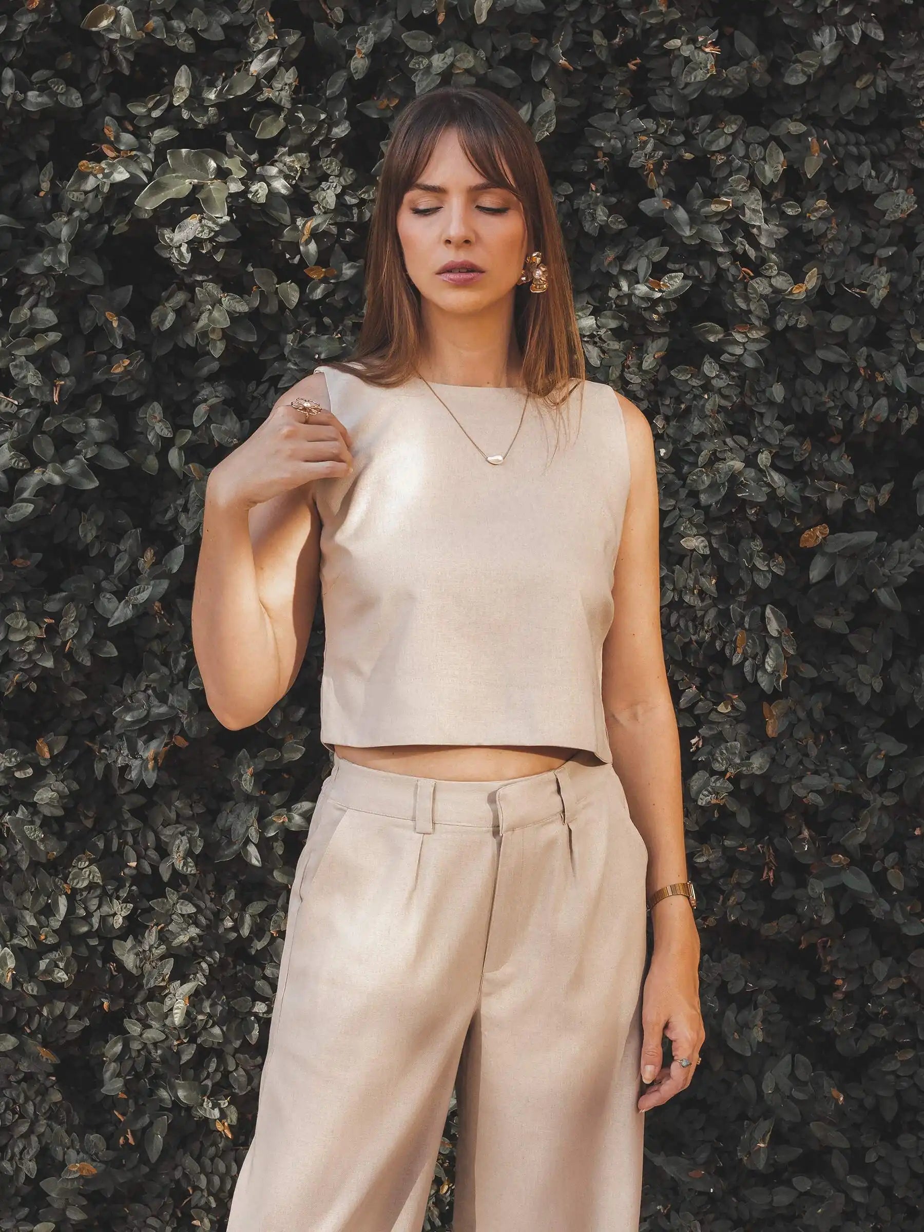 Regata Alfaiataria Angico de Linho e Viscose FSC™ Bege Claro. Compre online moda sustentável e atemporal na Minimadeia, marca slow fashion de roupas femininas. Foto produto JUL25 02