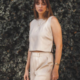 Regata Alfaiataria Angico de Linho e Viscose FSC™ Bege Claro. Compre online moda sustentável e atemporal na Minimadeia, marca slow fashion de roupas femininas. Foto produto JUL25 07
