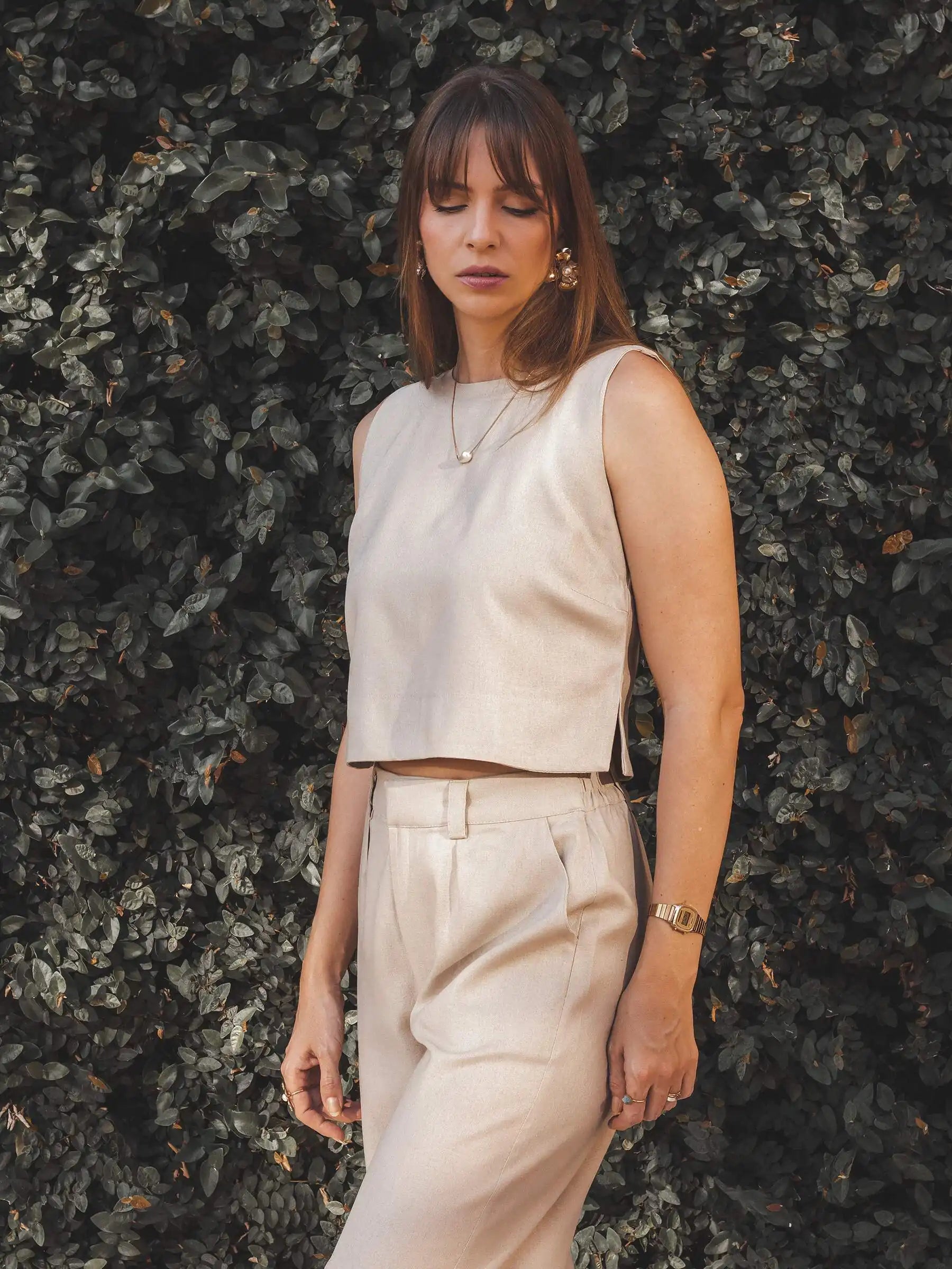 Regata Alfaiataria Angico de Linho e Viscose FSC™ Bege Claro. Compre online moda sustentável e atemporal na Minimadeia, marca slow fashion de roupas femininas. Foto produto JUL25 07