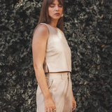 Regata Alfaiataria Angico de Linho e Viscose FSC™ Bege Claro. Compre online moda sustentável e atemporal na Minimadeia, marca slow fashion de roupas femininas. Foto produto JUL25 10