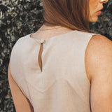 Regata Alfaiataria Angico de Linho e Viscose FSC™ Bege Claro. Compre online moda sustentável e atemporal na Minimadeia, marca slow fashion de roupas femininas. Foto produto JUL25 14