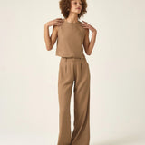 Regata de Linho e Viscose FSC™ Angico Marrom Claro Mocha. Compre online moda sustentável e atemporal na Minimadeia. Roupas femininas estilosas, básicas e sustentáveis. Foto produto ABR25 01