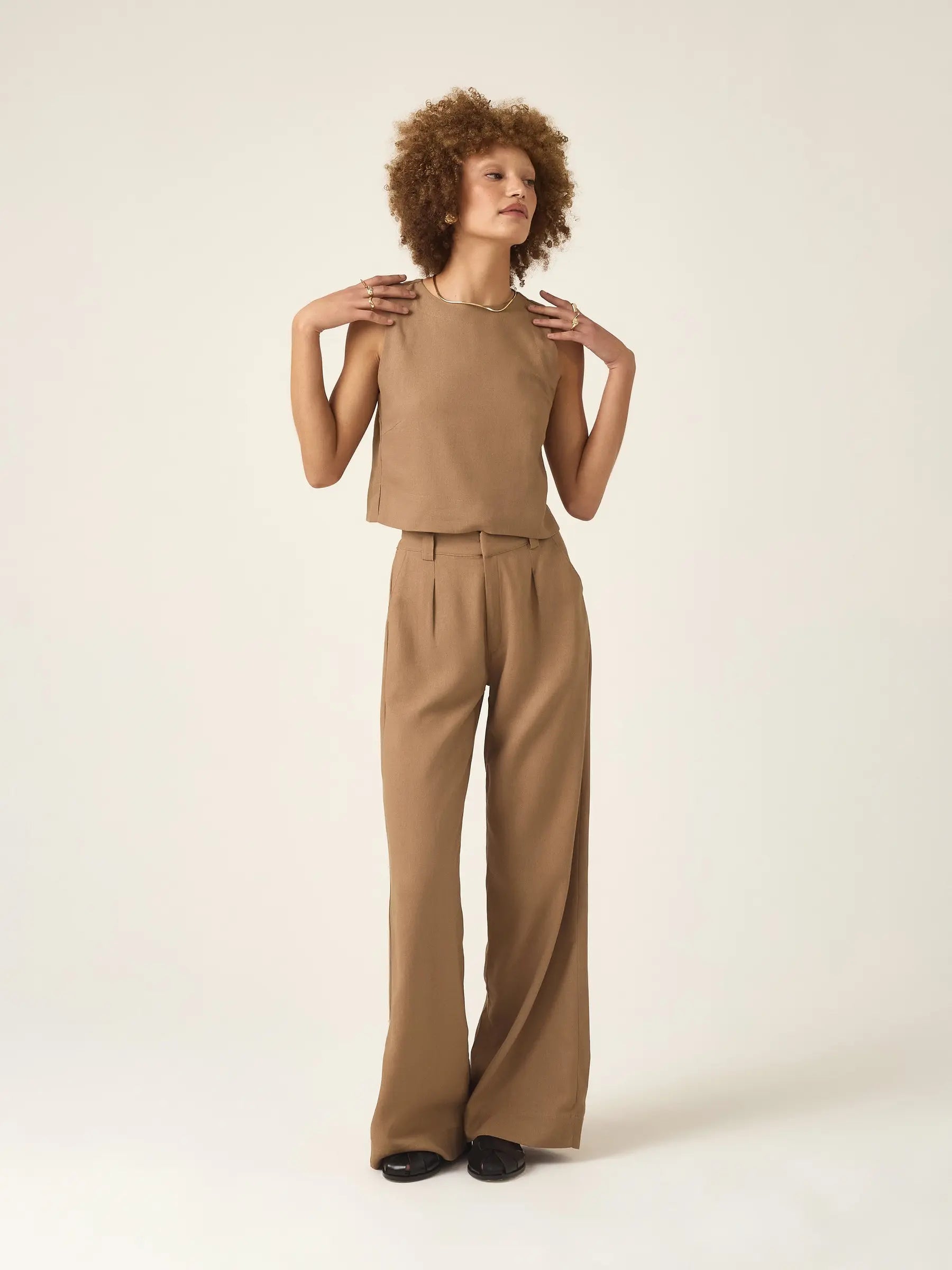 Regata de Linho e Viscose FSC™ Angico Marrom Claro Mocha. Compre online moda sustentável e atemporal na Minimadeia. Roupas femininas estilosas, básicas e sustentáveis. Foto produto ABR25 01