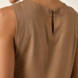 Regata de Linho e Viscose FSC™ Angico Marrom Claro Mocha. Compre online moda sustentável e atemporal na Minimadeia. Roupas femininas estilosas, básicas e sustentáveis. Foto produto ABR25 02