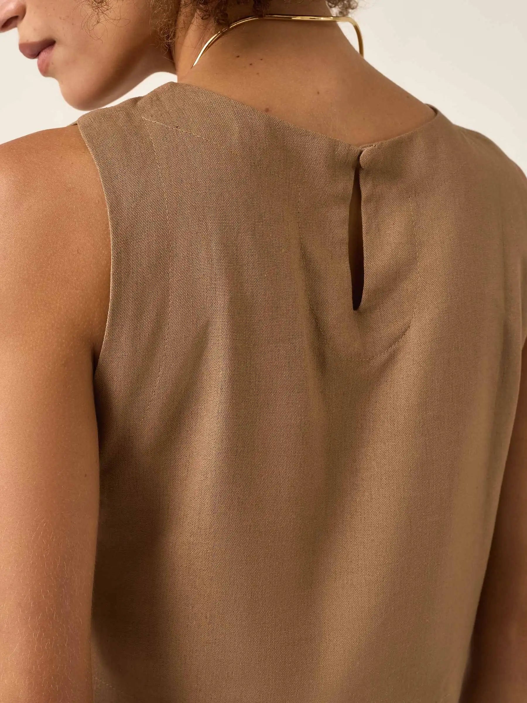 Regata de Linho e Viscose FSC™ Angico Marrom Claro Mocha. Compre online moda sustentável e atemporal na Minimadeia. Roupas femininas estilosas, básicas e sustentáveis. Foto produto ABR25 02