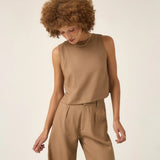 Regata de Linho e Viscose FSC™ Angico Marrom Claro Mocha. Compre online moda sustentável e atemporal na Minimadeia. Roupas femininas estilosas, básicas e sustentáveis. Foto produto ABR25 03