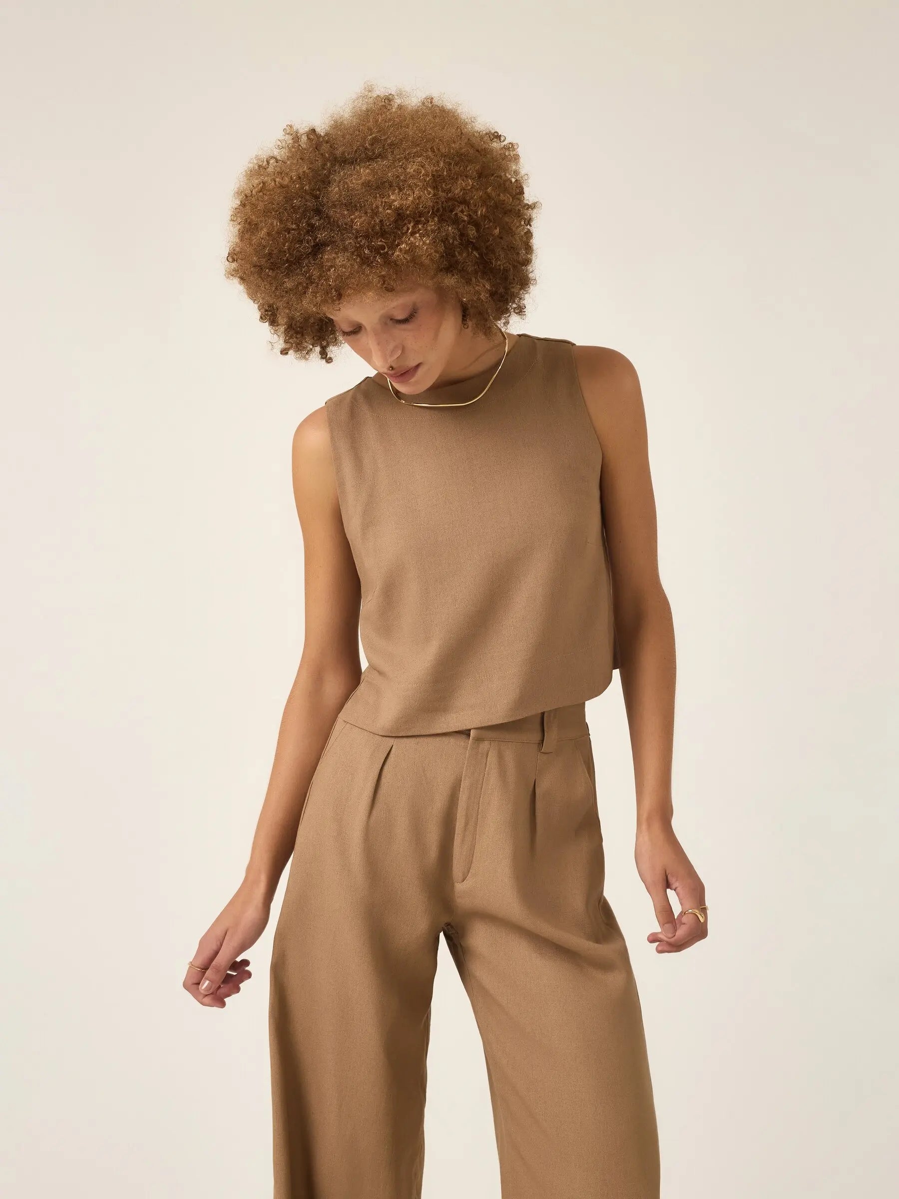 Regata de Linho e Viscose FSC™ Angico Marrom Claro Mocha. Compre online moda sustentável e atemporal na Minimadeia. Roupas femininas estilosas, básicas e sustentáveis. Foto produto ABR25 03