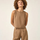 Regata de Linho e Viscose FSC™ Angico Marrom Claro Mocha. Compre online moda sustentável e atemporal na Minimadeia. Roupas femininas estilosas, básicas e sustentáveis. Foto produto ABR25 04