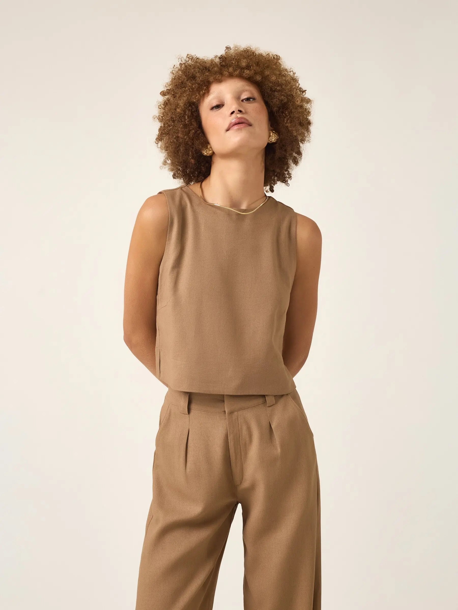 Regata de Linho e Viscose FSC™ Angico Marrom Claro Mocha. Compre online moda sustentável e atemporal na Minimadeia. Roupas femininas estilosas, básicas e sustentáveis. Foto produto ABR25 04