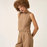 Regata de Linho e Viscose FSC™ Angico Marrom Claro Mocha. Compre online moda sustentável e atemporal na Minimadeia. Roupas femininas estilosas, básicas e sustentáveis. Foto produto ABR25 05