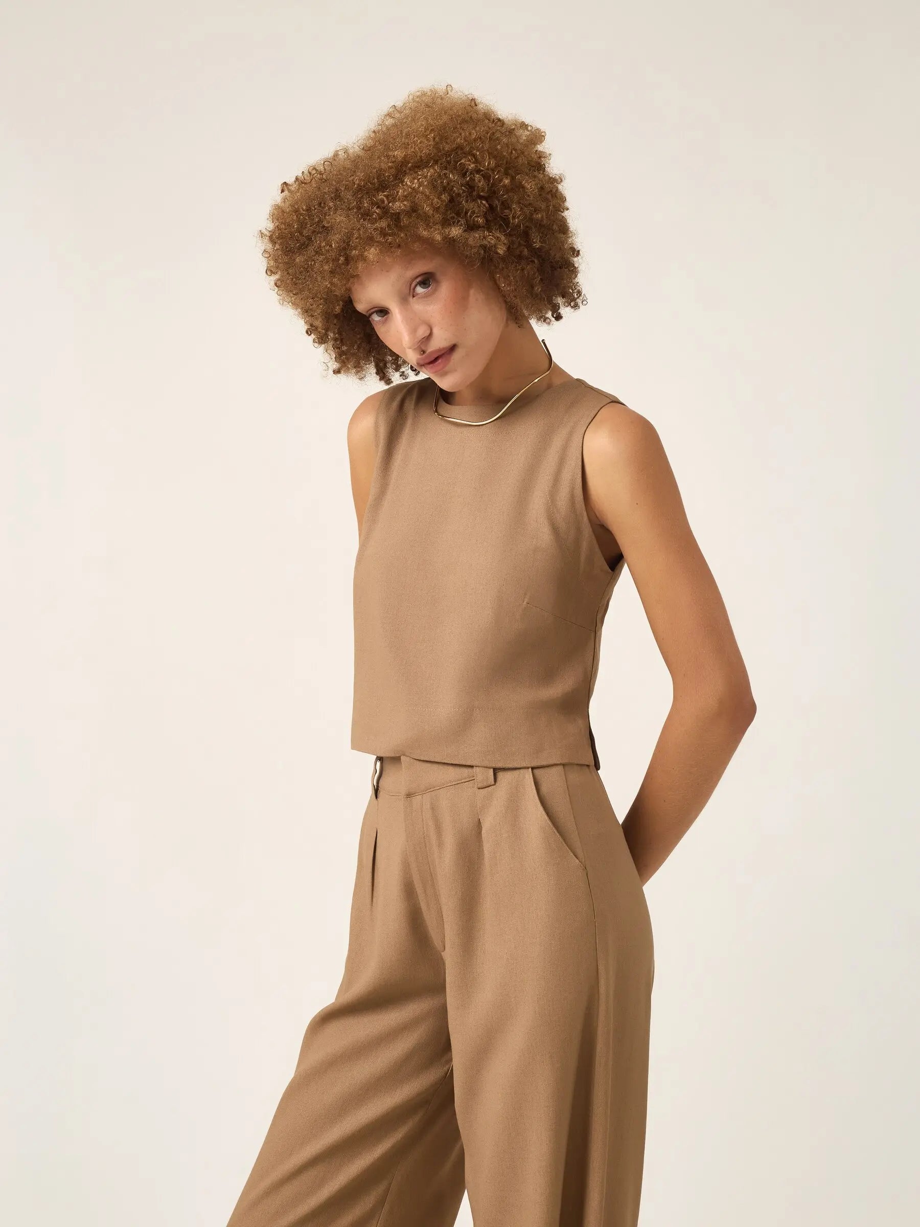 Regata de Linho e Viscose FSC™ Angico Marrom Claro Mocha. Compre online moda sustentável e atemporal na Minimadeia. Roupas femininas estilosas, básicas e sustentáveis. Foto produto ABR25 05
