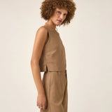 Regata de Linho e Viscose FSC™ Angico Marrom Claro Mocha. Compre online moda sustentável e atemporal na Minimadeia. Roupas femininas estilosas, básicas e sustentáveis. Foto produto ABR25 06