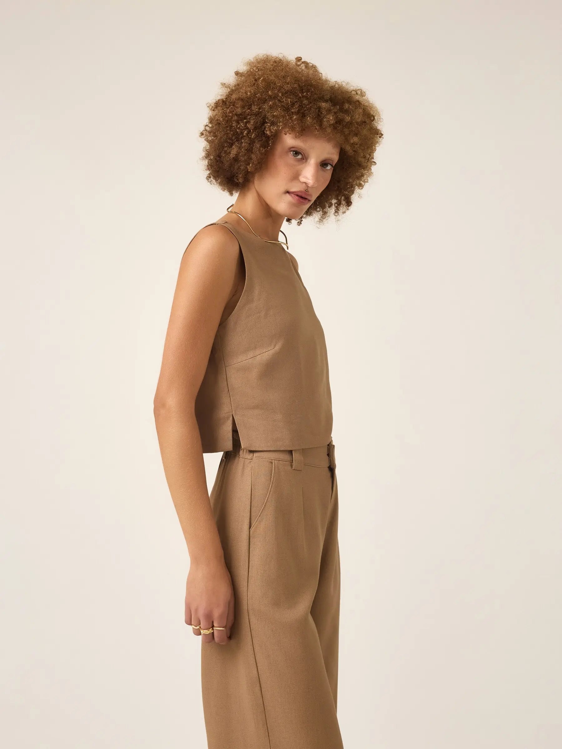 Regata de Linho e Viscose FSC™ Angico Marrom Claro Mocha. Compre online moda sustentável e atemporal na Minimadeia. Roupas femininas estilosas, básicas e sustentáveis. Foto produto ABR25 06