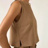 Regata de Linho e Viscose FSC™ Angico Marrom Claro Mocha. Compre online moda sustentável e atemporal na Minimadeia. Roupas femininas estilosas, básicas e sustentáveis. Foto produto ABR25 07