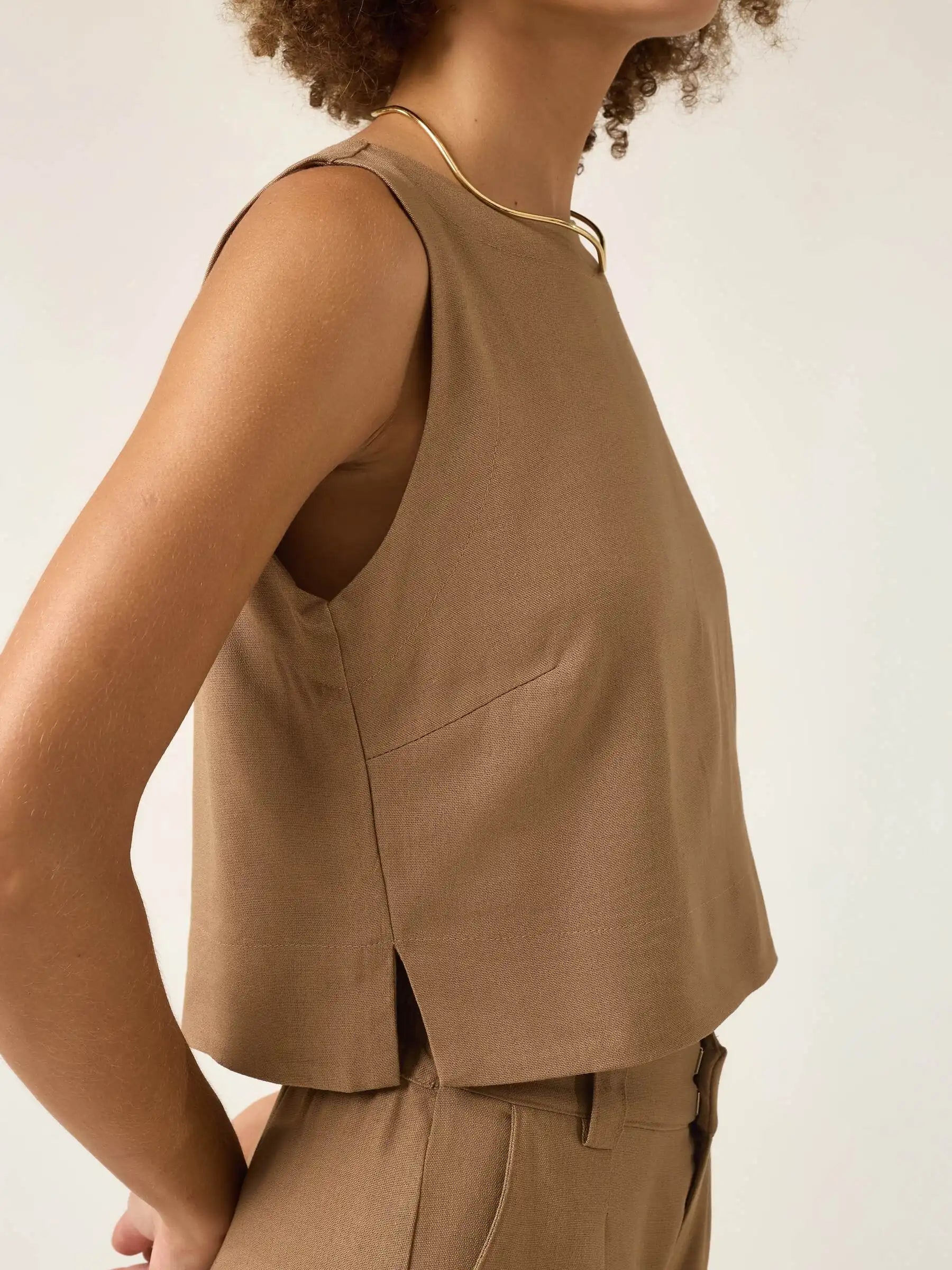 Regata de Linho e Viscose FSC™ Angico Marrom Claro Mocha. Compre online moda sustentável e atemporal na Minimadeia. Roupas femininas estilosas, básicas e sustentáveis. Foto produto ABR25 07
