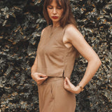 Regata de Linho e Viscose FSC™ Angico Marrom Claro Mocha. Compre online moda sustentável e atemporal na Minimadeia. Roupas femininas estilosas, básicas e sustentáveis. Foto produto 01