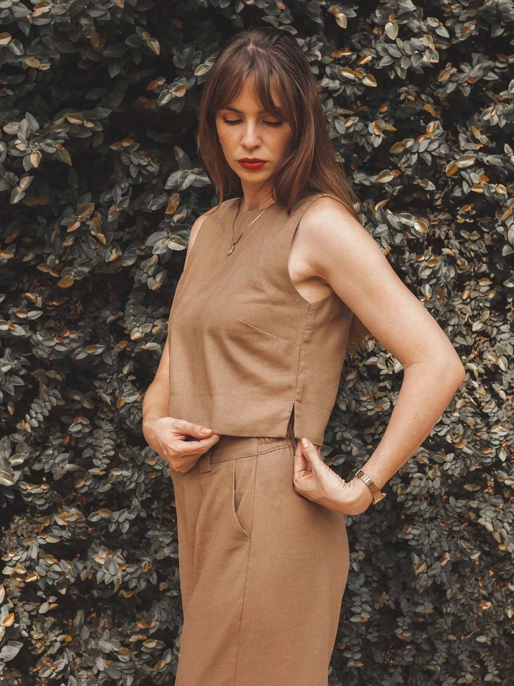 Regata de Linho e Viscose FSC™ Angico Marrom Claro Mocha. Compre online moda sustentável e atemporal na Minimadeia. Roupas femininas estilosas, básicas e sustentáveis. Foto produto 01