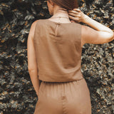 Regata de Linho e Viscose FSC™ Angico Marrom Claro Mocha. Compre online moda sustentável e atemporal na Minimadeia. Roupas femininas estilosas, básicas e sustentáveis. Foto produto 02